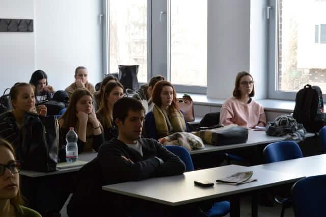 ügyviteli ügyintéző diákok a tanórán